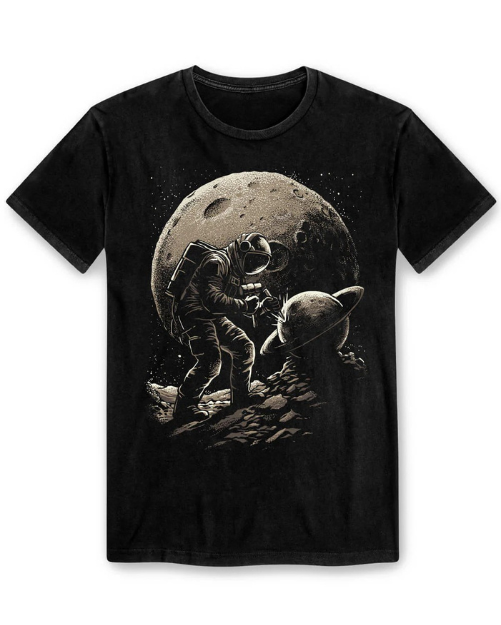 Camiseta astronauta trabajando