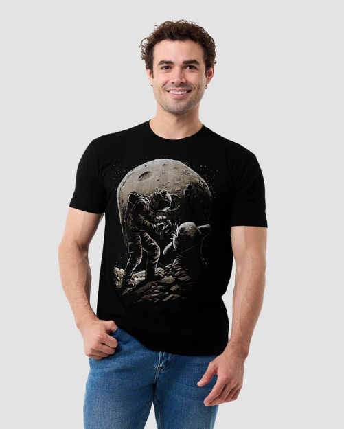 Camiseta astronauta trabajando