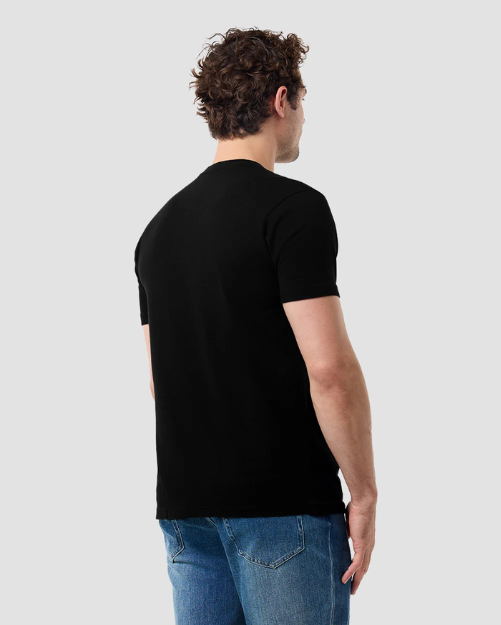 Camiseta astronauta trabajando